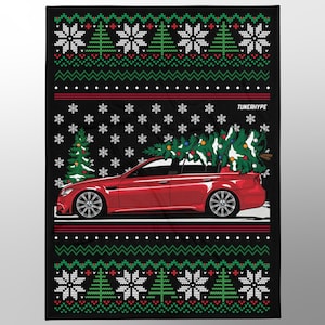 Op de afbeelding: Zwarte deken met een kersttrui-ontwerp. De deken heeft een rode auto met een kerstboom, sneeuwvlokken en groene kerstbomen. De tekst "TUNERHYPE" is zichtbaar. De boven- en onderranden hebben een herhalend patroon van sneeuwvlokken en kerstbomen.