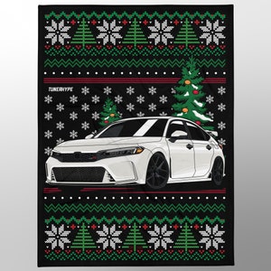 Op de afbeelding: Zwarte deken met een kersttrui-ontwerp. Het heeft een witte auto, sneeuwvlokken en kerstbomen. De deken heeft een herhalend patroon van groene en rode accenten, met de tekst "TUNERHYPE" in het wit.