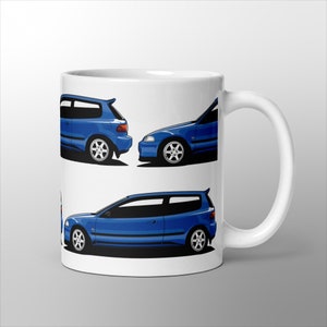 Op de afbeelding: Witte keramische mok met een blauw auto-ontwerp. Het ontwerp toont de auto vanuit verschillende hoeken. De auto heeft een spoiler en zwarte details. De mok heeft een wit handvat en een glanzende afwerking.