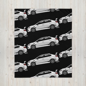 Könnte beinhalten: Eine schwarze Decke mit einem sich wiederholenden Muster aus weißen Sportwagen. Jedes Auto hat einen Spoiler und der Text "TUNE BY TYPE" ist sichtbar. Die Autos sind in verschiedenen Richtungen ausgerichtet.
