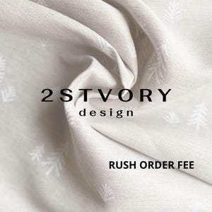 Puede incluir: Primer plano de una tela beige claro con un diseño bordado blanco de pequeños árboles. La tela tiene el texto "2STVORY design" y "RUSH ORDER FEE" impreso en ella.