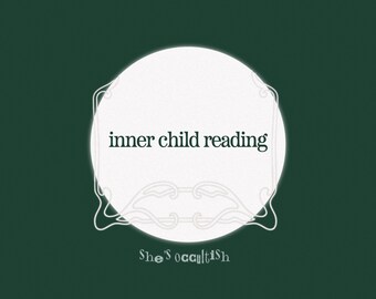 Puede incluir: Un gráfico verde oscuro que presenta un círculo blanco central con un borde blanco decorativo fino. El texto "inner child reading" está centrado en negro, y el texto "She's occultish" aparece en una fuente negra más pequeña y estilizada.