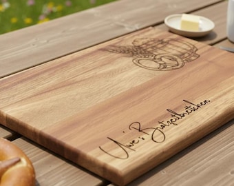 Tabla de desayuno personalizada y grabada de madera de acacia con motivos de ciervo, vaca, cerveza, pretzel, vino y montañas. Idea de regalo FSC.