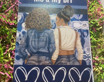 Puede incluir: Un fondo azul y blanco con estampado con dos mujeres que llevan atuendos de mezclilla. El texto "Me & My BFF" está en la parte superior de la imagen. Tres corazones blancos están en la parte inferior de la imagen.