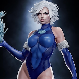Peut inclure: Une figurine de collection représentant un personnage aux cheveux blancs courts, portant un justaucorps bleu à col haut, un emblème de flocon de neige sur la poitrine et des manchettes texturées blanches. Elle tient un effet de glace bleu.