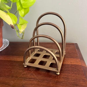 Organizador de correo y portarcartas de latón vintage, clasificador de escritorio, decoración de oficina de mediados de siglo, accesorio de escritorio de latón