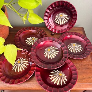 Vintage robijnrode plastic madeliefjesborden – set van 6 | Gemaakt in Japan | Retro-terras uit het midden van de eeuw, vermakelijk