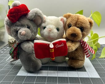 Set di peluche Russ Berrie Christmas Carolers, composto da topo, gatto e orso che cantano, trio vintage 3885