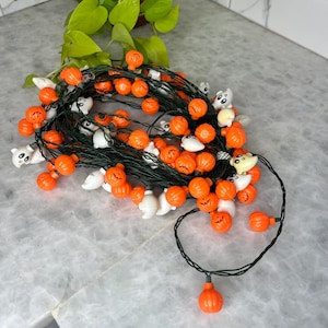 Può includere: Una stringa di luci di Halloween con lampadine a forma di zucca arancione e fantasma bianco. Le luci sono infilate su un filo verde e sono adatte per uso interno o esterno. Una decorazione festosa per Halloween.