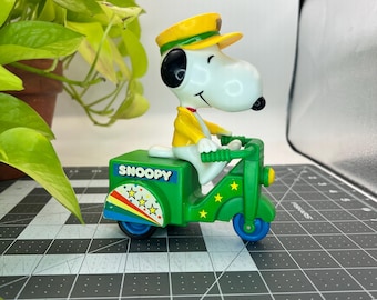 Zabytkowy skuter dostawczy Snoopy Speedy z 1966 roku z plastikowymi kołami.