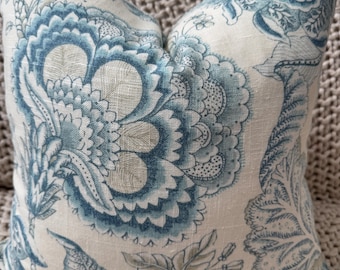 Housse de coussin Covington bleu floral sur lin
