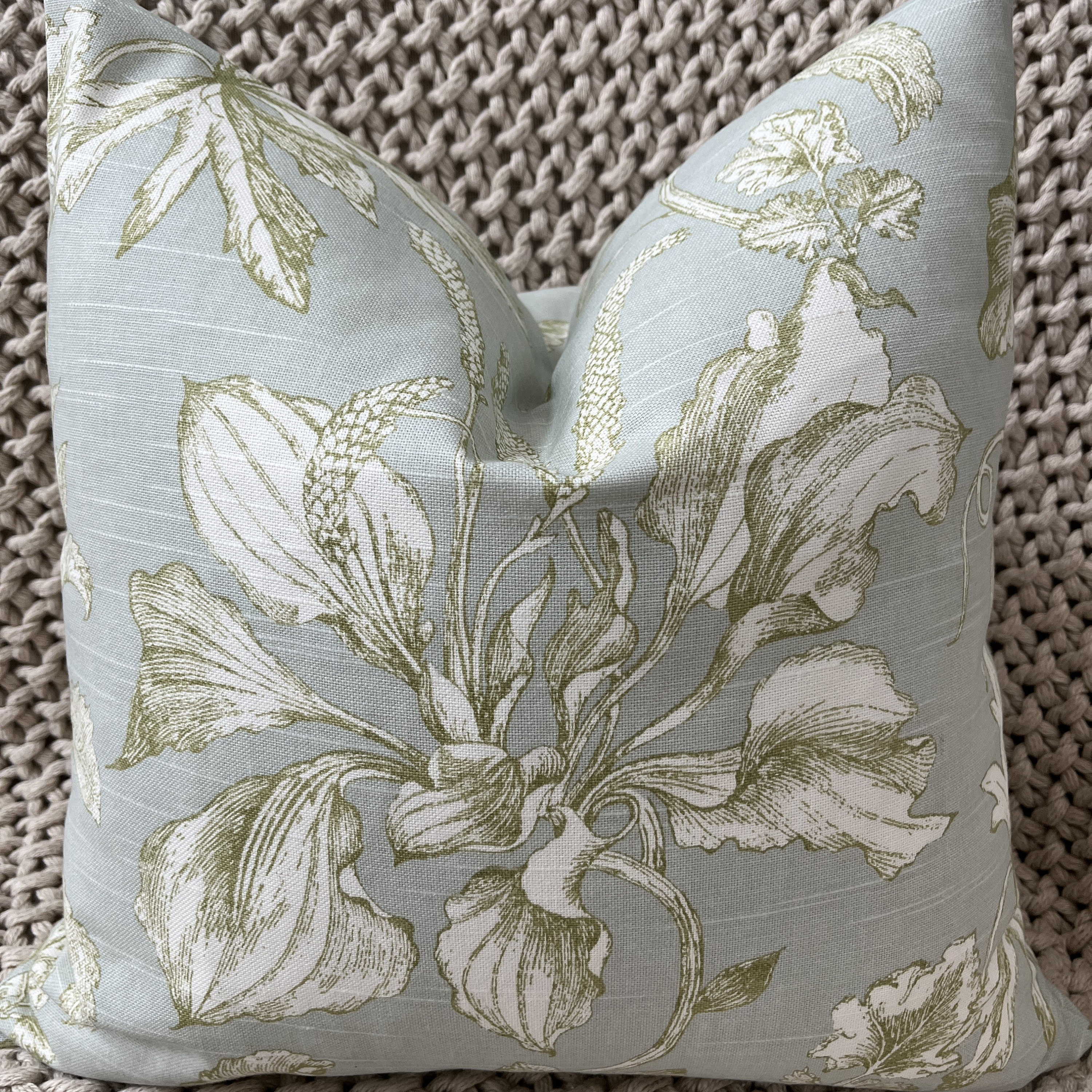 Funda de almohada floral en verde primavera y azul mineral