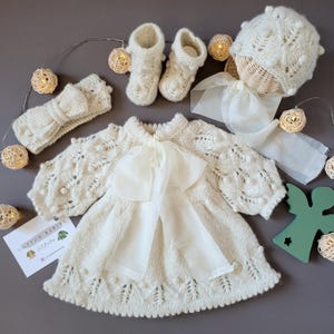 Ensemble robe bébé alpaga - Ensemble tricoté main avec bonnet, chaussons et bandeau - Parfait pour un baptême, des photos de nouveau-né, des cadeaux