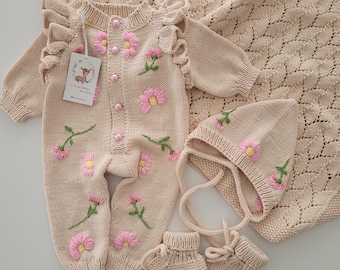 Embroidered Knit Baby Outfit Set – Organic Cotton Newborn Clothes, Blanket