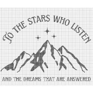 Könnte beinhalten: Schwarz-weiß-Illustration einer Bergkette mit drei Gipfeln und vier Sternen darüber. Der Text "To the stars who listen and the dreams that are answered" befindet sich unterhalb der Berge.