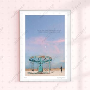 Puede incluir: Impresión artística enmarcada que presenta un carrusel vintage bajo un cielo pastel con el texto "UNTIL THE SPRING DAY COMES AGAIN UNTIL THE FLOWERS BLOOM AGAIN." Una figura solitaria está cerca. La impresión está etiquetada como "BTS Spring Day."