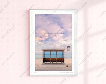 BTS Nigdy nie chodzisz sam, wydruk ilustrowany, przystanek autobusowy, wiosenny dzień, tekst piosenki BTS, plakat, cytat z piosenek BTS, fan art BTS