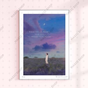 Puede incluir: Impresión artística enmarcada que representa a una persona en un campo bajo un cielo crepuscular con el texto "WHERE YOU GO, WHERE YOUR SOUL, YO, WHERE'S YOUR DREAM?". La impresión está etiquetada como "RM Wild Flower."