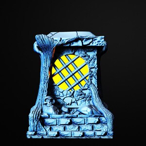 Pode incluir: Uma peça decorativa azul com tema de fantasia que se assemelha a uma torre ou estrutura. Apresenta uma janela circular amarela com um padrão de grade, uma caveira e detalhes semelhantes a árvores. O design geral tem uma aparência texturizada e desgastada.