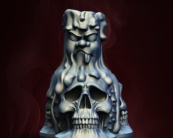Könnte beinhalten: Ein silberner Kerzenhalter mit einem Totenkopf und einem geschmolzenen Gesicht oben drauf. Der Kerzenhalter steht auf einem Sockel mit einem dekorativen Design.