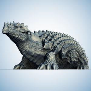 Pode incluir: Um modelo impresso em 3D detalhado, cinza, de uma criatura semelhante a um dragão com uma concha espinhosa e garras afiadas.