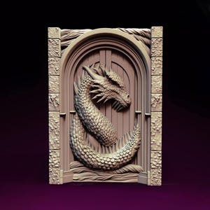 Puede incluir: Una puerta impresa en 3D con un diseño de dragón. El dragón está esculpido en una posición enroscada, con su cabeza y cola visibles. La puerta está hecha de un material marrón claro y tiene una superficie texturizada.