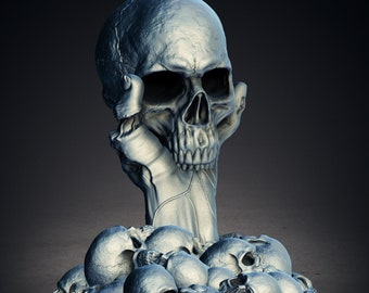 Könnte beinhalten: Eine silberne Schädelskulptur mit einer Hand, die das Kinn hält, umgeben von einem Haufen kleinerer silberner Schädel.