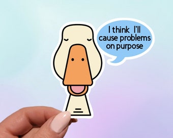 Pode incluir: Um ganso de desenho animado branco com bico laranja e língua rosa, com um balão de fala acima que diz "Acho que vou causar problemas de propósito".