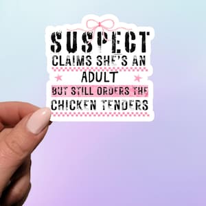 Sospechosa afirma que es adulta pero aun así pide tiras de pollo Pegatina / Pegatina de sospechoso / Pegatina para portátil / Pegatina para botella de agua