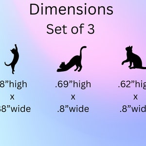 Puede incluir: Conjunto de tres siluetas de gatos negros en diferentes poses. Las dimensiones se enumeran debajo de cada gato: 0,8 pulgadas de alto por 0,38 pulgadas de ancho, 0,69 pulgadas de alto por 0,8 pulgadas de ancho y 0,62 pulgadas de alto por 0,8 pulgadas de ancho.