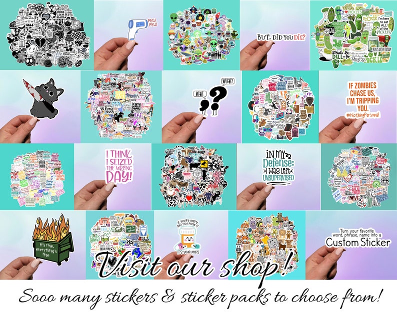 Puede incluir: Un collage de paquetes de pegatinas coloridos con varios dise&ntilde;os, que incluyen un pepinillo, un incendio en un contenedor de basura, un term&oacute;metro, un signo de interrogaci&oacute;n y un gato con un cuchillo. El texto "&iexcl;Visita nuestra tienda!" y "&iexcl;Tantas pegatinas y paquetes de pegatinas para elegir!" tambi&eacute;n se incluyen en la imagen.