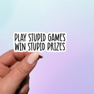 Speel Stupid Games Win Sticker Stomme Prijzen | Sarcastische sticker | Grappige plannersticker | Notitieboekjesticker | Laptopsticker | Gekke spellen