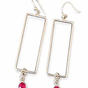 Geometrische rechteckige Ohrringe aus Silber mit rubinrotem Edelstein – Moderner minimalistischer Hängeschmuck