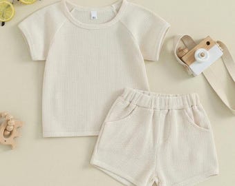Conjunto de punto gofrado para bebé, camiseta de manga corta y pantalones cortos de algodón, atuendo minimalista para niños pequeños.