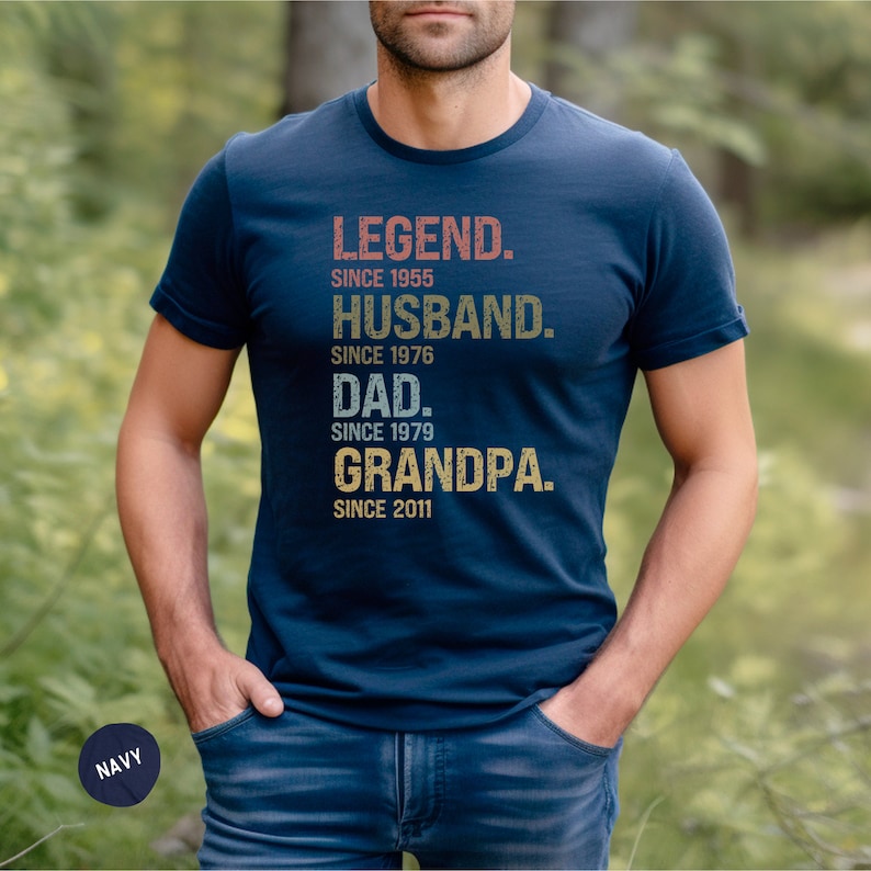 K&ouml;nnte beinhalten: Ein marineblaues T-Shirt mit einer Grafik im Vintage-Stil, auf dem "LEGEND. SINCE 1955 HUSBAND. SINCE 1976 DAD. SINCE 1979 GRANDPA. SINCE 2011" steht.