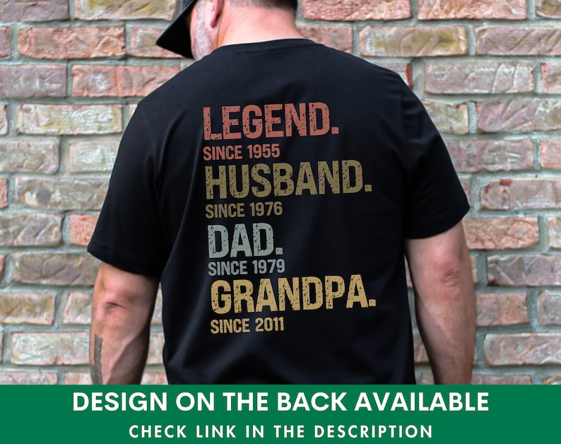 K&ouml;nnte beinhalten: Schwarzes T-Shirt mit einem Vintage-Design, das "LEGEND. SINCE 1955 HUSBAND. SINCE 1976 DAD. SINCE 1979 GRANDPA. SINCE 2011" lautet.