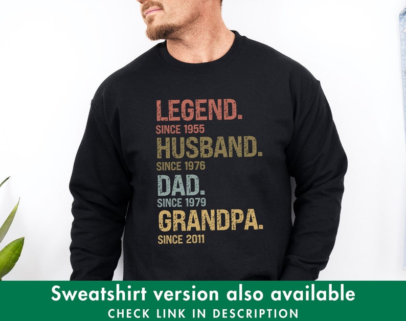 K&ouml;nnte beinhalten: Schwarzes Sweatshirt mit einem Vintage-Grafikdruck, der "LEGEND. SINCE 1955 HUSBAND. SINCE 1976 DAD. SINCE 1979 GRANDPA. SINCE 2011" lautet.