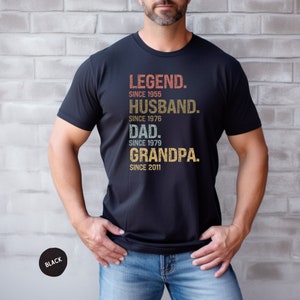 K&ouml;nnte beinhalten: Ein schwarzes T-Shirt mit einer Grafik im Vintage-Stil, auf dem "LEGEND. SINCE 1955 HUSBAND. SINCE 1976 DAD. SINCE 1979 GRANDPA. SINCE 2011" steht.