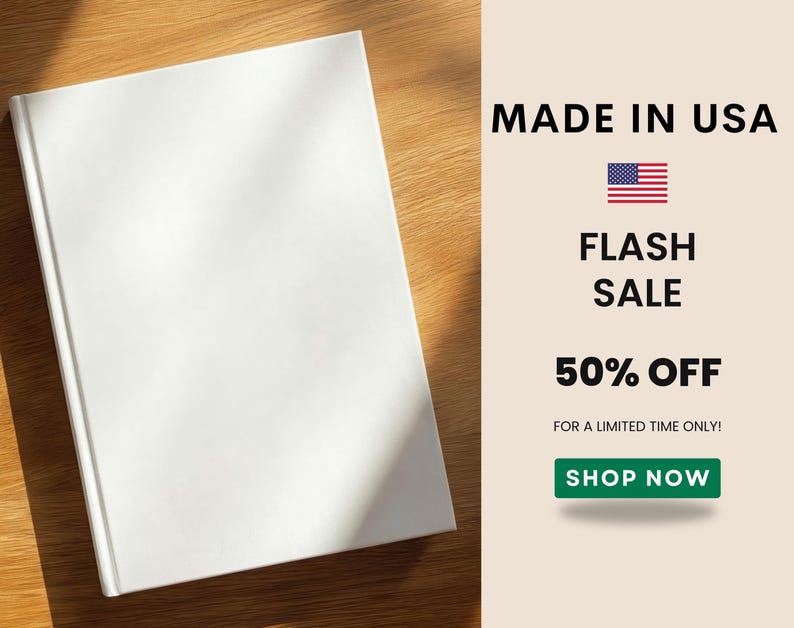K&ouml;nnte beinhalten: Ein wei&szlig;es Buch mit leerem Einband liegt auf einer Holzoberfl&auml;che. Der Text "MADE IN USA", "FLASH SALE" und "50% OFF" wird neben der amerikanischen Flagge angezeigt. Ein gr&uuml;ner "SHOP NOW"-Button ist ebenfalls sichtbar.