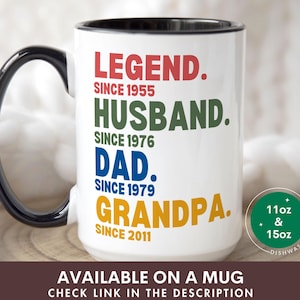 K&ouml;nnte beinhalten: Eine wei&szlig;e Keramiktasse mit schwarzem Rand und Henkel. Die Tasse hat bunten Text, der "LEGEND. SINCE 1955 HUSBAND. SINCE 1976 DAD. SINCE 1979 GRANDPA. SINCE 2011" lautet. Die Tasse ist in den Gr&ouml;&szlig;en 11oz und 15oz erh&auml;ltlich und sp&uuml;lmaschinenfest.