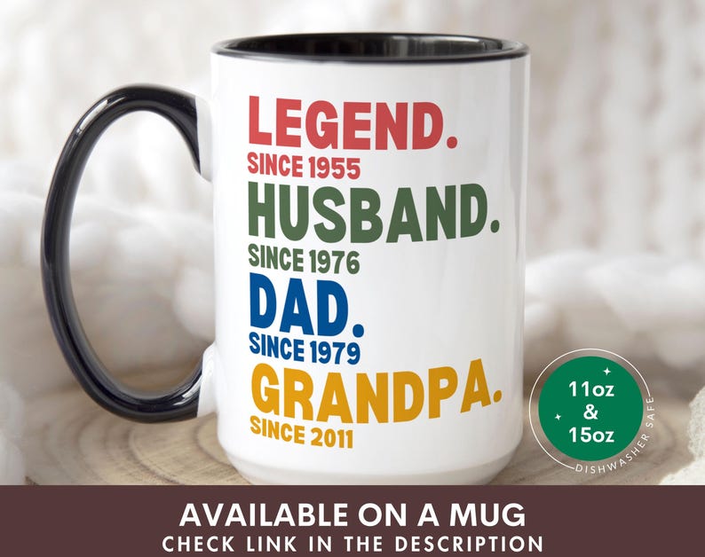 K&ouml;nnte beinhalten: Eine wei&szlig;e Keramiktasse mit schwarzem Rand und Henkel. Die Tasse hat bunten Text, der "LEGEND. SINCE 1955 HUSBAND. SINCE 1976 DAD. SINCE 1979 GRANDPA. SINCE 2011" lautet. Die Tasse ist in den Gr&ouml;&szlig;en 11oz und 15oz erh&auml;ltlich und sp&uuml;lmaschinenfest.
