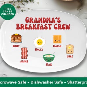 Könnte beinhalten: Weiße Keramik-Servierplatte mit dem Text "Grandma's Breakfast Crew" in Rot. Die Platte zeigt Comicbilder von Frühstücksessen mit Namen unter jedem Bild.