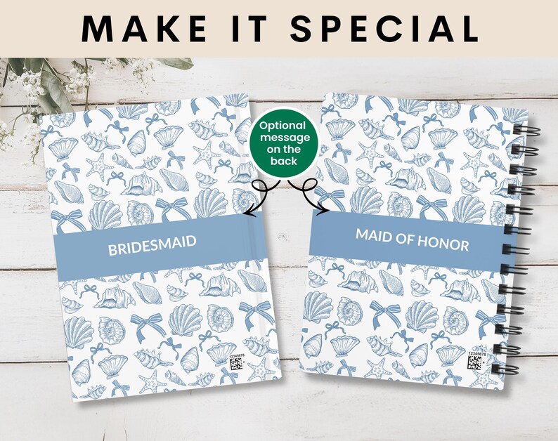 K&ouml;nnte beinhalten: Zwei Spiralnotizb&uuml;cher mit einem Muschelmuster und dem Text "MAKE IT SPECIAL". Ein Notizbuch tr&auml;gt die Aufschrift "BRIDESMAID" und das andere "MAID OF HONOR" auf einem blauen Band. Der Hintergrund ist helles Holz.