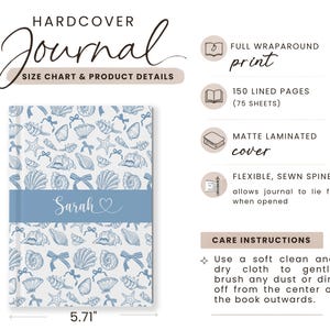 K&ouml;nnte beinhalten: Hardcover-Journal mit blau-wei&szlig;em Muschelmuster. Das Journal ist ca. 20 cm hoch und 14,5 cm breit, mit einem blauen Band mit der Aufschrift "Sarah" und einem Herz. Es hat 150 linierte Seiten und einen matten laminierten Einband.