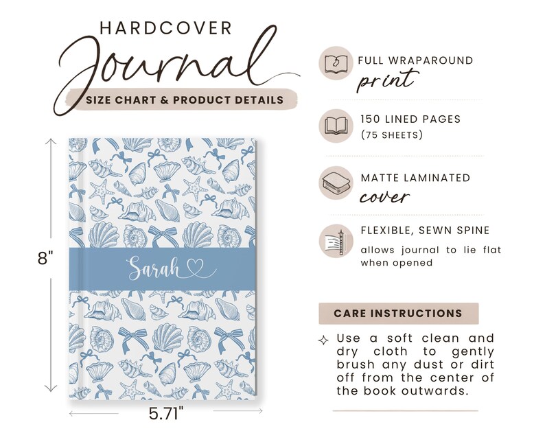 K&ouml;nnte beinhalten: Hardcover-Journal mit blau-wei&szlig;em Muschelmuster. Das Journal ist ca. 20 cm hoch und 14,5 cm breit, mit einem blauen Band mit der Aufschrift "Sarah" und einem Herz. Es hat 150 linierte Seiten und einen matten laminierten Einband.