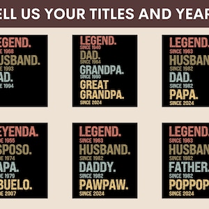 K&ouml;nnte beinhalten: Ein schwarz-wei&szlig;es Grafikdesign mit einer Vielzahl von Titeln und Jahren. Die Titel umfassen "Legend", "Husband", "Dad", "Grandpa", "Great Grandpa", "Leyenda", "Esposo", "Papa", "Abuelo", "Daddy", "Pawpaw", "Father" und "Poppop".