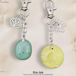 Llavero de jade verde oliva personalizable, piedra preciosa de cristal de chakra, dije para espejo retrovisor de coche, accesorio para bolso, mochila o cartera, regalo unisex único.
