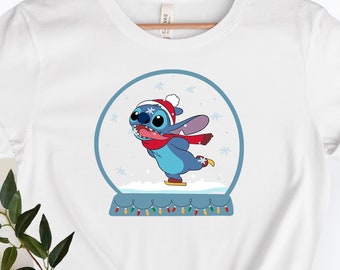 Camisa de Navidad Stitch, Stitch Xmas Tree Santa Hat Present Camisa de Navidad de Navidad, Camisa de Navidad Stitch, Regalo de camisa de Navidad Stitch Disney.