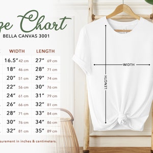Puede incluir: Tabla de tallas para camisetas Bella Canvas 3001, que muestra las medidas en pulgadas y cent&iacute;metros para las tallas XS a 5XL. La tabla incluye las medidas de ancho y largo para cada talla.