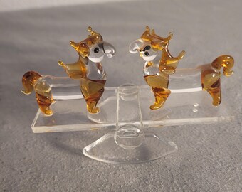 Figurine du zodiaque chinois en verre vintage, année du cheval poneys sur une balançoire à bascule, verre d'art ambré, porte-bonheur, attrape-soleil, cheval de verre